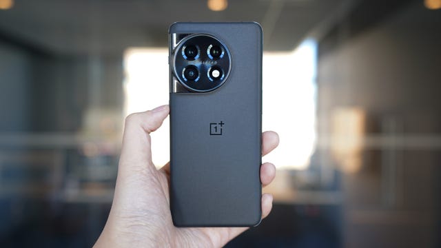 The OnePlus 11 in hand.